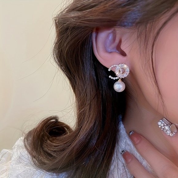 Glamorous Pearl Radiance Stud Earrings - Picture 3 of 5